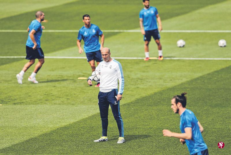 齐达内(中)出任主帅仅五个月,便将皇马带入欧冠决赛舞台。(路透社) 齐达内(中)出任主帅仅五个月,便将皇马带入欧冠决赛舞台。(路透社)