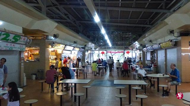 白桥熟食中心食客锐减一半,很多摊主也没有开店营业。(赖南达摄) 白桥熟食中心食客锐减一半,很多摊主也没有开店营业。(赖南达摄)