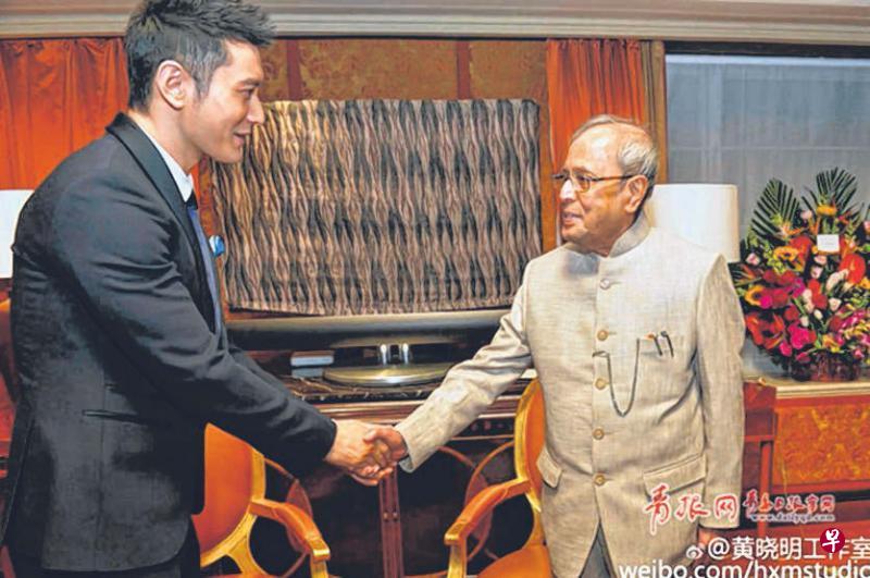 黄晓明(左)与印度总统慕克吉见面。(互联网) 黄晓明(左)与印度总统慕克吉见面。(互联网)