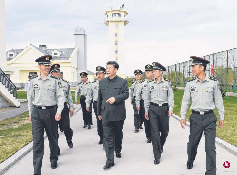 中共一向重视军中政治工作,军队连以上单位都设有主管政治的主官。图为中共中央总书记、中央军委主席习近平5月24日在黑龙江省视察驻黑瞎子岛边防连队。(新华社) 中共一向重视军中政治工作,军队连以上单位都设有主管政治的主官。图为中共中央总书记、中央军委主席习近平5月24日在黑龙江省视察驻黑瞎子岛边防连队。(新华社)
