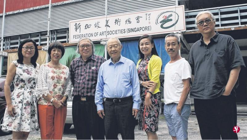 邹璐(右三)与新加坡美术总会部分执委合影。左起陈亮、任玉兰、梁振康、何家良、杨昔银、麦毓权。 邹璐(右三)与新加坡美术总会部分执委合影。左起陈亮、任玉兰、梁振康、何家良、杨昔银、麦毓权。