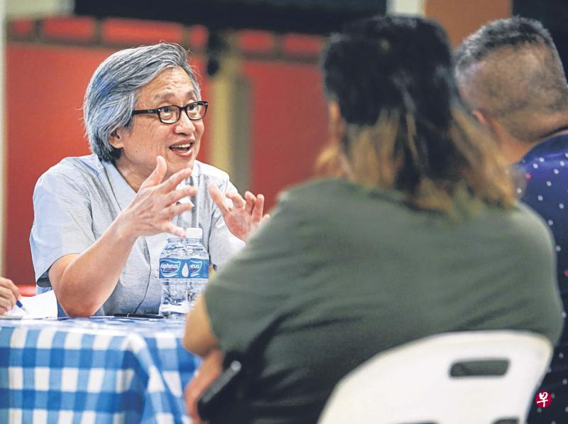 工人党阿裕尼集选区议员陈硕茂昨晚在区内接见选民前受访时一再强调,竞选秘书长是正常的民主程序,他不认为这是一种挑战。(叶振忠摄) 工人党阿裕尼集选区议员陈硕茂昨晚在区内接见选民前受访时一再强调,竞选秘书长是正常的民主程序,他不认为这是一种挑战。(叶振忠摄)