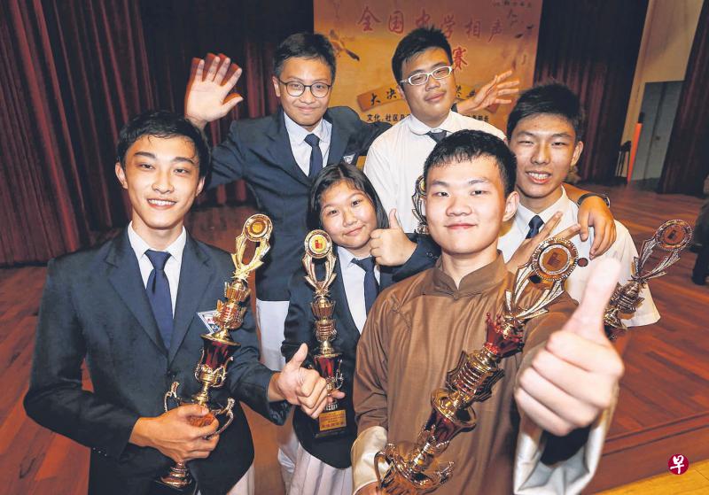 第31届“全国中学相声表演赛”的三支优胜队伍:冠军南华中学A队的邹慧恩(前排左二)和李博钊(前排左三);亚军南华中学B队的韩嘉乐(前排左一)和黄鼎翔(后排左一);季军德明政府中学A队的舒天翊(后排左二)和 王皓宇(前排左四)。(周柏荣摄) 第31届“全国中学相声表演赛”的三支优胜队伍:冠军南华中学A队的邹慧恩(前排左二)和李博钊(前排左三);亚军南华中学B队的韩嘉乐(前排左一)和黄鼎翔(后排左一);季军德明政府中学A队的舒天翊(后排左二)和 王皓宇(前排左四)。(周柏荣摄)