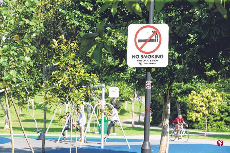 由于私人住宅区内的所有邻里公园属公园局管辖范围,受制于公园与树木条例,因此在这些无烟公园内违例吸烟者,可被罚款最高2000元。(陈斌勤摄) 由于私人住宅区内的所有邻里公园属公园局管辖范围,受制于公园与树木条例,因此在这些无烟公园内违例吸烟者,可被罚款最高2000元。(陈斌勤摄)
