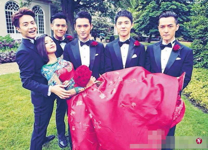 袁弘(后排中)伴郎团曝光,彭于晏(后排左二)、胡歌(后排右一)最引人瞩目。 袁弘(后排中)伴郎团曝光,彭于晏(后排左二)、胡歌(后排右一)最引人瞩目。