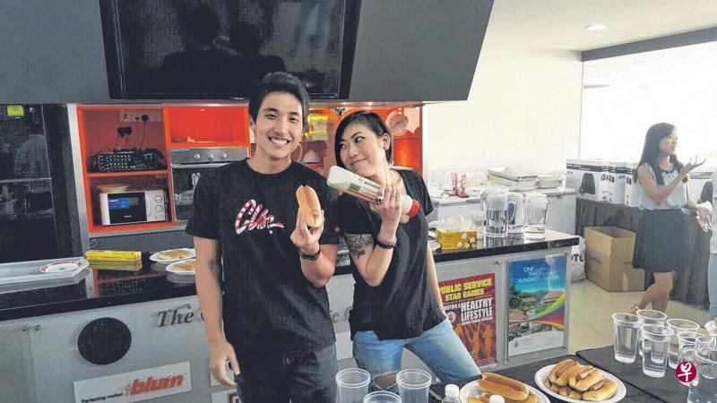 梁照远在10分钟内吃完18份热狗面包。 梁照远在10分钟内吃完18份热狗面包。