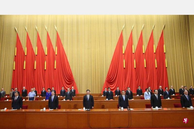 习近平(左三)前天率在北京的另五位中共政治局常委李克强(右三)、张德江(左二)、俞正声(右二)、刘云山(左一)和王岐山(右一)等出席了“科技三会”。余下的一位常委张高丽上周还在江西、海南调研,或许尚未回北京。(新华社) 习近平(左三)前天率在北京的另五位中共政治局常委李克强(右三)、张德江(左二)、俞正声(右二)、刘云山(左一)和王岐山(右一)等出席了“科技三会”。余下的一位常委张高丽上周还在江西、海南调研,或许尚未回北京。(新华社)