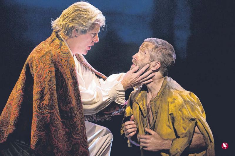 ←全新版本音乐剧《悲惨世界》,澳大利亚演员Simon Gleeson(右)饰演男主角尚万强。 ←全新版本音乐剧《悲惨世界》,澳大利亚演员Simon Gleeson(右)饰演男主角尚万强。