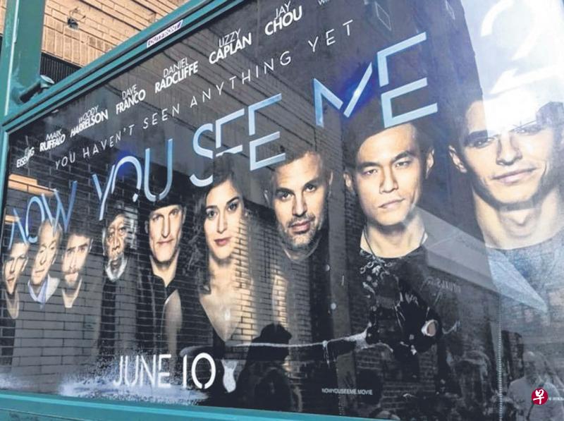 周杰伦(右二)与其他好莱坞明星并排的海报张贴在纽约街头。(面簿图) 周杰伦(右二)与其他好莱坞明星并排的海报张贴在纽约街头。(面簿图)