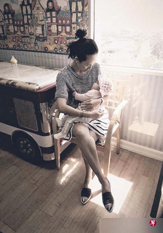 章子怡怀抱女儿醒醒。 章子怡怀抱女儿醒醒。