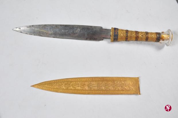 匕首刀片以铁铸造,刀鞘与手柄则采用黄金。(互联网照片) 匕首刀片以铁铸造,刀鞘与手柄则采用黄金。(互联网照片)