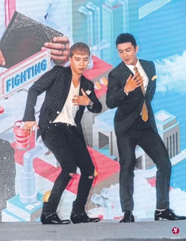 BigBang胜利(左)和黄晓明在台上热舞。(CFP图) BigBang胜利(左)和黄晓明在台上热舞。(CFP图)