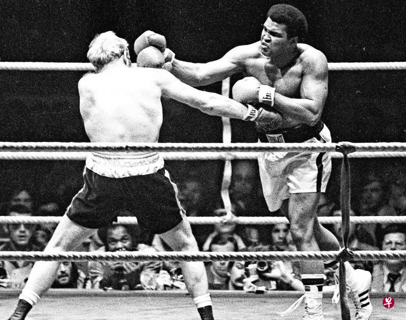 美国拳王阿里(右)生前三次赢得重量级世界冠军。(路透社) 美国拳王阿里(右)生前三次赢得重量级世界冠军。(路透社)