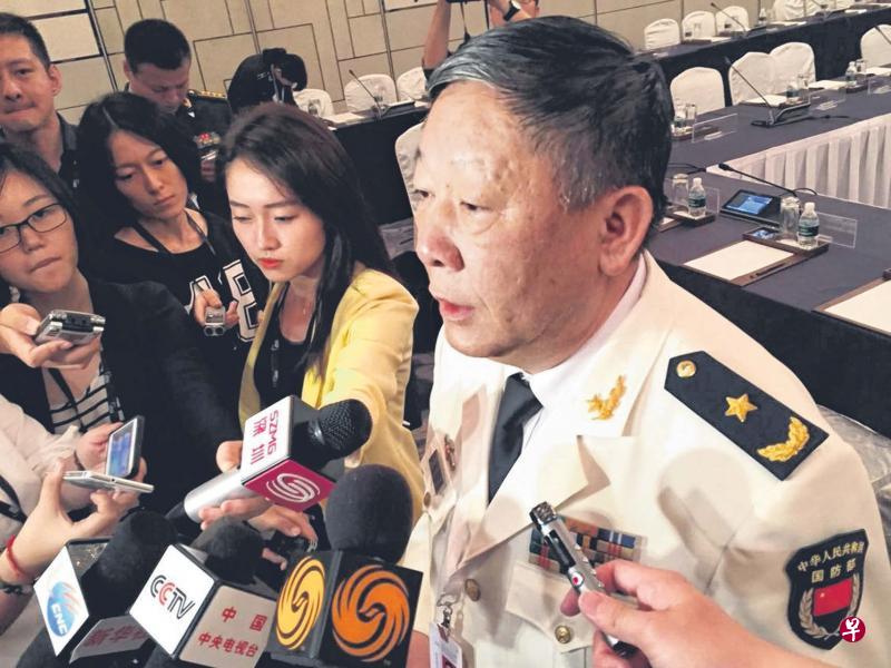 中国中央军委国际军事合作办公室主任、海军少将关友飞就美国防长卡特在第15届香格里拉对话,第一次全体会议上发表的演讲做出回应。(中新社) 中国中央军委国际军事合作办公室主任、海军少将关友飞就美国防长卡特在第15届香格里拉对话,第一次全体会议上发表的演讲做出回应。(中新社)