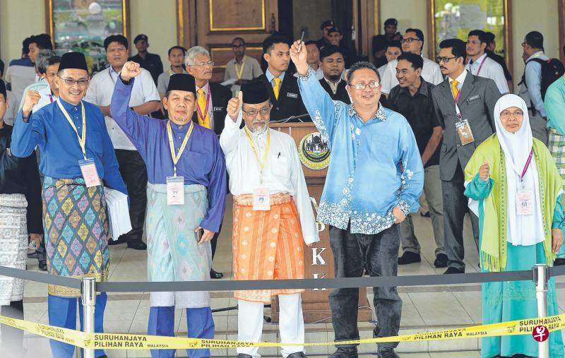 江沙国席补选出现四角战:右起为伊党的娜吉哈、独立人士依扎布卡里、诚信党的阿末德米兹,以及巫统候选人马丝杜拉的附议人莫哈末卡米尔和代表马斯林。右图为大港国席补选三名候选人:左起为诚信党的阿兹哈、伊党的阿都拉尼与巫统的布迪曼。(星洲日报) 江沙国席补选出现四角战:右起为伊党的娜吉哈、独立人士依扎布卡里、诚信党的阿末德米兹,以及巫统候选人马丝杜拉的附议人莫哈末卡米尔和代表马斯林。右图为大港国席补选三名候选人:左起为诚信党的阿兹哈、伊党的阿都拉尼与巫统的布迪曼。(星洲日报)