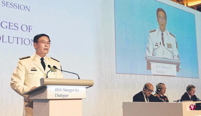 中共中央军委联合参谋部副参谋长孙建国上将(左一)昨天在香格里拉对话上,不点名批评美国为一己私利蓄意挑动而造成南中国海问题升温。右起为主持人、国际战略研究院院长奇普曼博士、越南副防长阮志咏和法国防长勒德里昂。(唐家鸿摄) 中共中央军委联合参谋部副参谋长孙建国上将(左一)昨天在香格里拉对话上,不点名批评美国为一己私利蓄意挑动而造成南中国海问题升温。右起为主持人、国际战略研究院院长奇普曼博士、越南副防长阮志咏和法国防长勒德里昂。(唐家鸿摄)