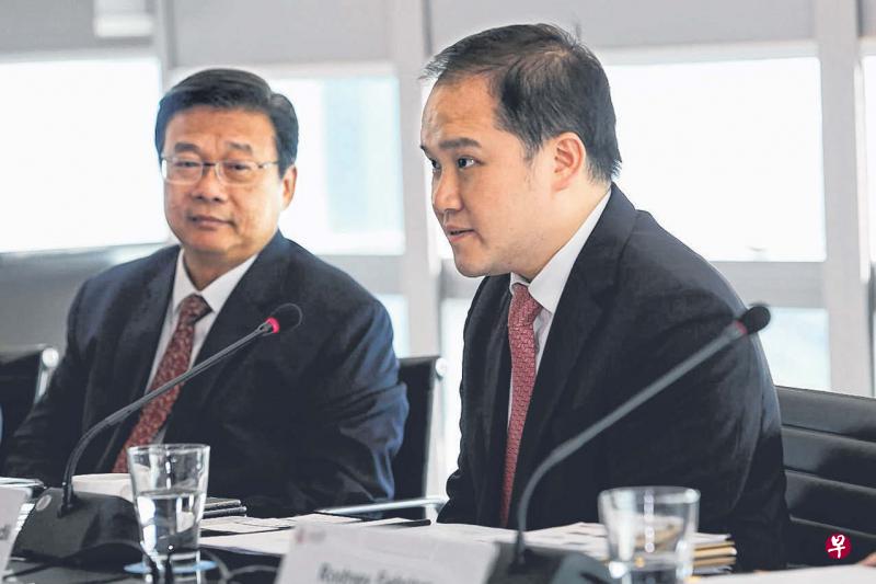 星狮地产总裁林怡胜(左)9月底退休,之后由集团大股东泰国富商苏旭明次子苏华钦(右)出任新总裁。(海峡时报) 星狮地产总裁林怡胜(左)9月底退休,之后由集团大股东泰国富商苏旭明次子苏华钦(右)出任新总裁。(海峡时报)