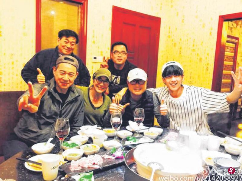 中国演员吴磊(前排右一)在微博晒出《大闹东海》剧组聚餐照。左一起为张丰毅、杨紫琼。 中国演员吴磊(前排右一)在微博晒出《大闹东海》剧组聚餐照。左一起为张丰毅、杨紫琼。