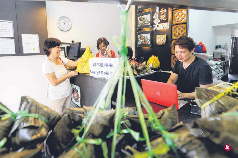 和记肉粽去年底设立网站让顾客上网预订粽子,少东周崇青(右)希望通过这项服务吸引年轻顾客群。(谢智扬摄) 和记肉粽去年底设立网站让顾客上网预订粽子,少东周崇青(右)希望通过这项服务吸引年轻顾客群。(谢智扬摄)