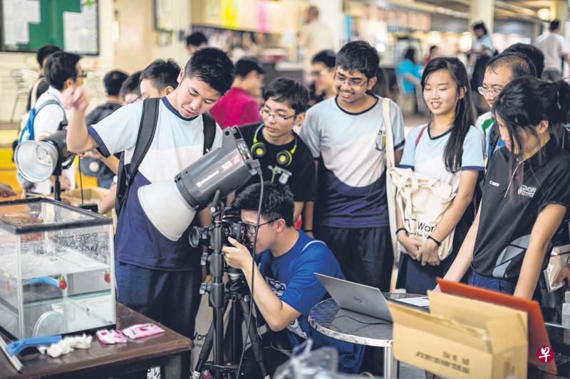 Exposé参与者尝试溅水摄影。(陈慎勇摄) Exposé参与者尝试溅水摄影。(陈慎勇摄)