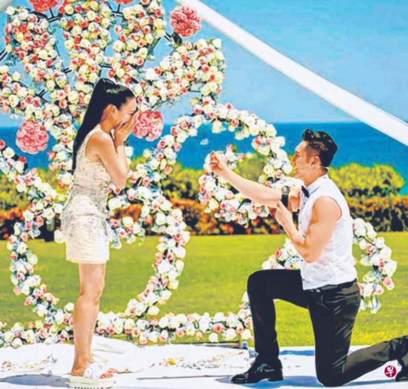 张伦硕(右)在《如果爱》节目向钟丽缇求婚。(网络图) 张伦硕(右)在《如果爱》节目向钟丽缇求婚。(网络图)