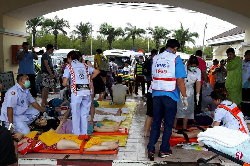 泰国医护人员对一起快艇相撞事故中的伤者进行救治。(新华社) 泰国医护人员对一起快艇相撞事故中的伤者进行救治。(新华社)