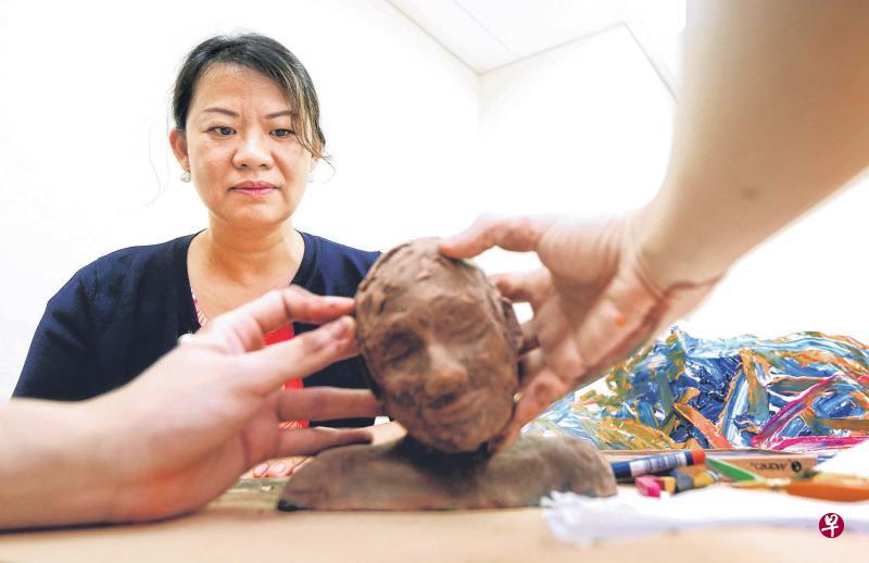 辅导员及美术治疗师陈素华认为,通过艺术治疗能让成人病患打开心房,说出心底话,抚平情绪,恢复自信。(萧紫薇摄影) 辅导员及美术治疗师陈素华认为,通过艺术治疗能让成人病患打开心房,说出心底话,抚平情绪,恢复自信。(萧紫薇摄影)