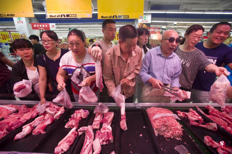 中国国家统计局昨天公布,猪肉价格在今年5月份同比上涨33.6%,影响CPI上涨约0.77个百分点。图为山西太原民众在超市选购猪肉。(中新社) 中国国家统计局昨天公布,猪肉价格在今年5月份同比上涨33.6%,影响CPI上涨约0.77个百分点。图为山西太原民众在超市选购猪肉。(中新社)