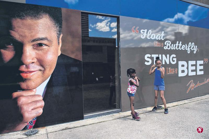 撰稿员丹尼尔在文章说,“世界拳王”穆罕默德·阿里的经验告诉我们:“只有我们告诉自己会倒下,我们才会倒下。尽管我们发现自己撞上专业的墙砖,出于年龄、科技演变,或变迁中的职场文化,那些不愿意接受失败的,永远有机会。” 撰稿员丹尼尔在文章说,“世界拳王”穆罕默德·阿里的经验告诉我们:“只有我们告诉自己会倒下,我们才会倒下。尽管我们发现自己撞上专业的墙砖,出于年龄、科技演变,或变迁中的职场文化,那些不愿意接受失败的,永远有机会。”