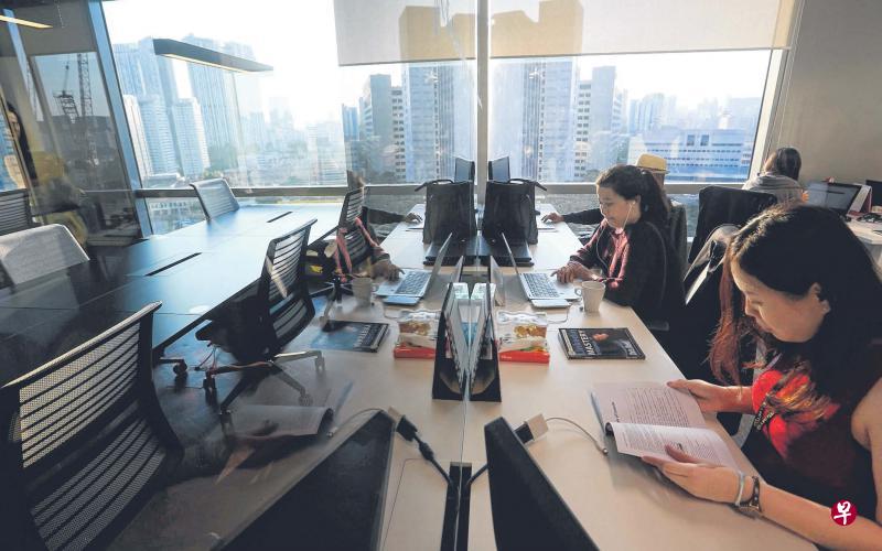 Collective Works资金大厦的共同工作空间,有许多可以进行随性交谈和协商合作的角落,员工有使用空间的自由和灵活性。(萧紫薇摄) Collective Works资金大厦的共同工作空间,有许多可以进行随性交谈和协商合作的角落,员工有使用空间的自由和灵活性。(萧紫薇摄)