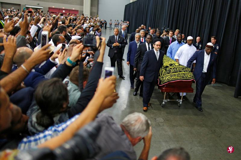 已故拳王阿里的葬礼在家乡肯塔基州路易斯维尔举行。(路透社) 已故拳王阿里的葬礼在家乡肯塔基州路易斯维尔举行。(路透社)