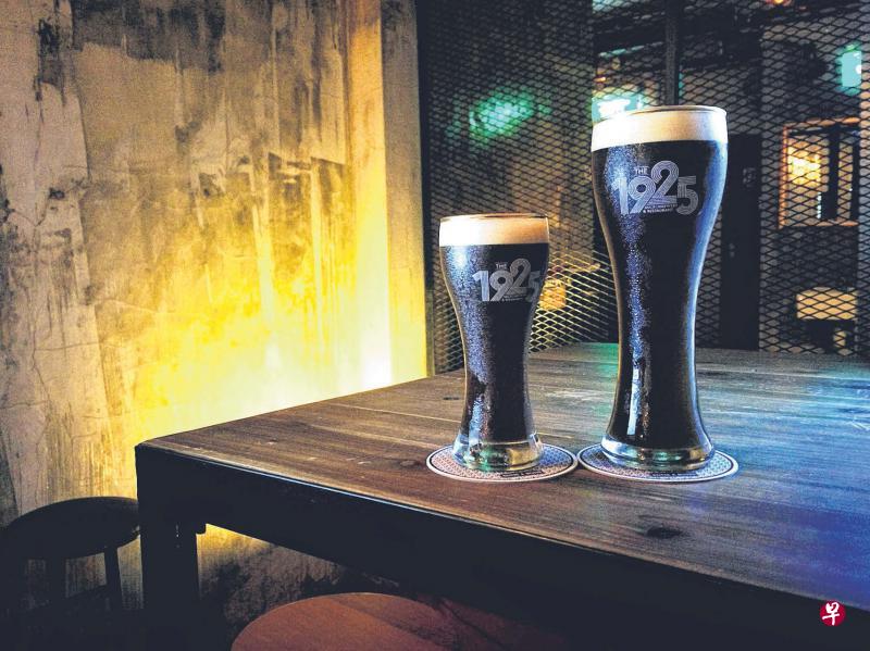 本地1925微型啤酒坊带来最畅销款:黑啤酒BLK6.22。 本地1925微型啤酒坊带来最畅销款:黑啤酒BLK6.22。