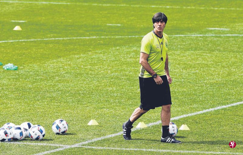 德国主帅勒夫在本届欧锦赛,面对严重的伤兵问题。(路透社) 德国主帅勒夫在本届欧锦赛,面对严重的伤兵问题。(路透社)