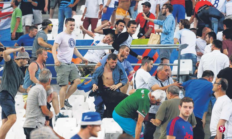 英格兰与俄罗斯球迷在两队的比赛结束后,在球场内发生冲突。(路透社) 英格兰与俄罗斯球迷在两队的比赛结束后,在球场内发生冲突。(路透社)