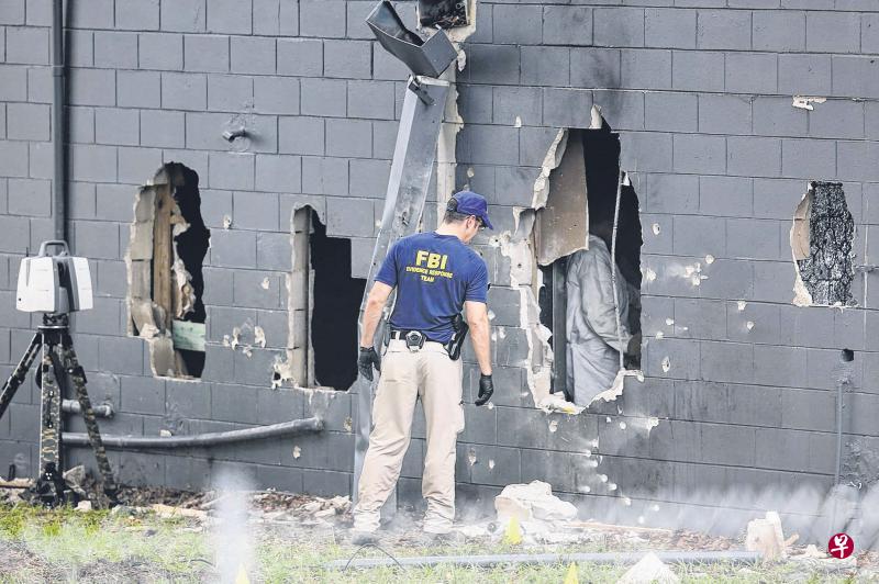 奥马尔在奥兰多一家同性恋夜店乱枪打死打伤100多人,连夜店后头的一道墙都被轰得毁坏不堪,弹孔累累,足见其火力之猛。(法新社) 奥马尔在奥兰多一家同性恋夜店乱枪打死打伤100多人,连夜店后头的一道墙都被轰得毁坏不堪,弹孔累累,足见其火力之猛。(法新社)