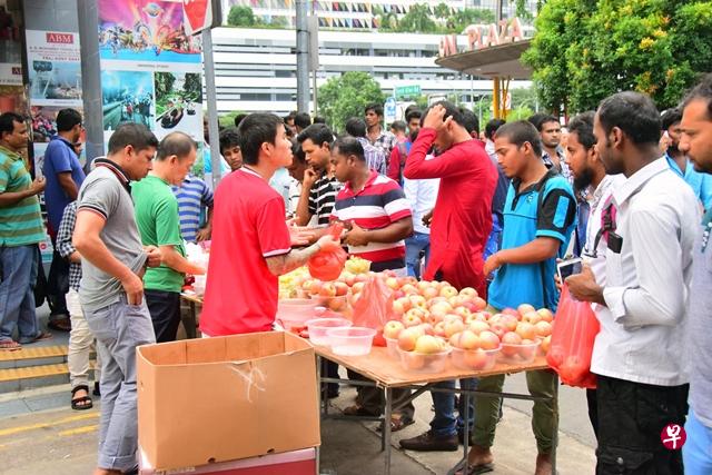 水果每份两元,虽然与附近水果摊价格相近,却倍受欢迎,生意源源不绝。(刘庆成摄) 水果每份两元,虽然与附近水果摊价格相近,却倍受欢迎,生意源源不绝。(刘庆成摄)