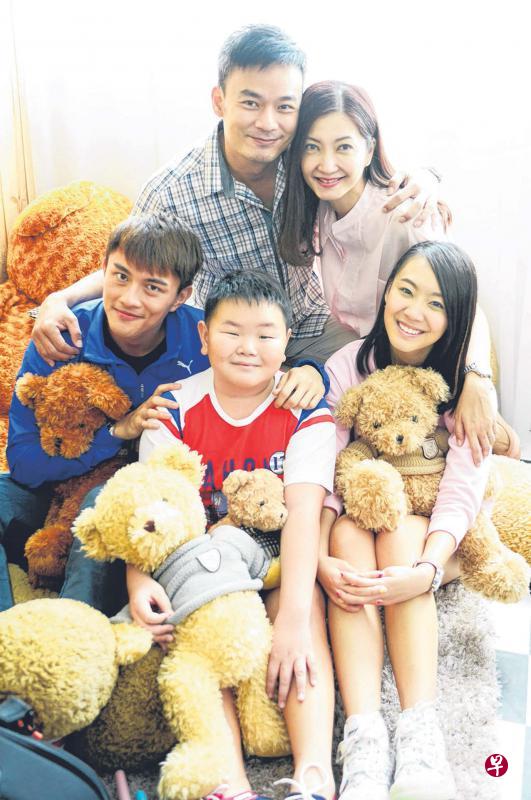 王沺裁(后排左起)、黄碧仁将在《三个小愿望》客串演出童星陈俊生(前排中)的父母。图为《三个愿望》剧照。 王沺裁(后排左起)、黄碧仁将在《三个小愿望》客串演出童星陈俊生(前排中)的父母。图为《三个愿望》剧照。