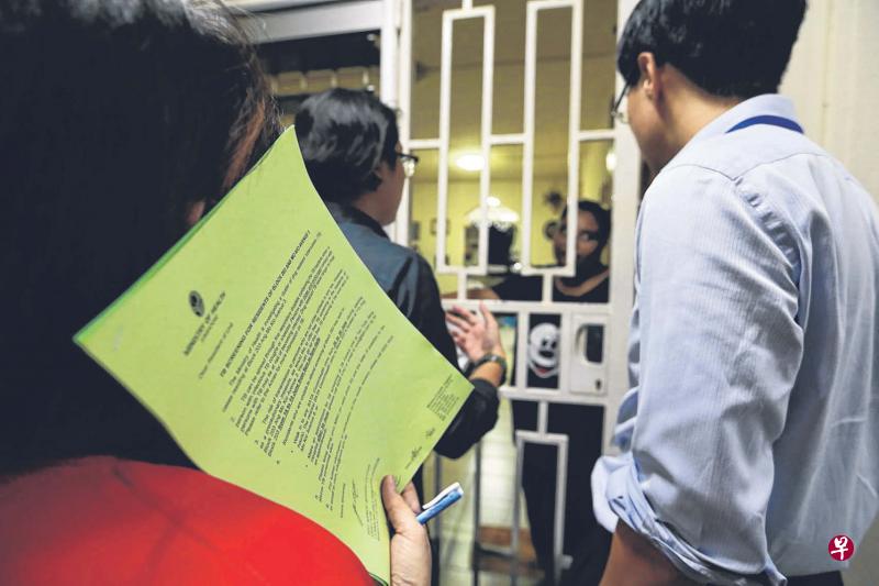 卫生部职员昨晚挨家逐户向居民讲解情况,解除他们对耐多药型结核病的疑问和顾虑,并鼓励居民到组屋底层接受检查。(唐家鸿摄) 卫生部职员昨晚挨家逐户向居民讲解情况,解除他们对耐多药型结核病的疑问和顾虑,并鼓励居民到组屋底层接受检查。(唐家鸿摄)