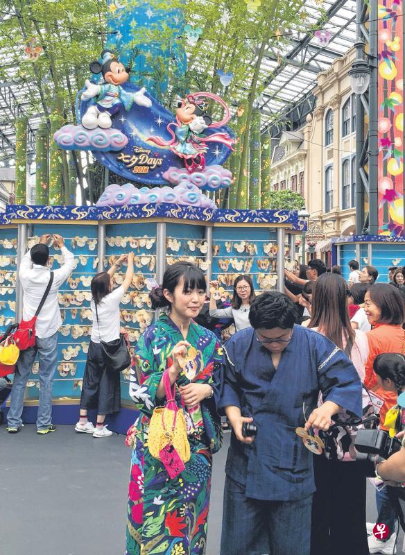 东京迪士尼乐园庆祝“七夕节”,鼓励游客穿和服,重视传统习俗。 (符祝慧摄) 东京迪士尼乐园庆祝“七夕节”,鼓励游客穿和服,重视传统习俗。 (符祝慧摄)