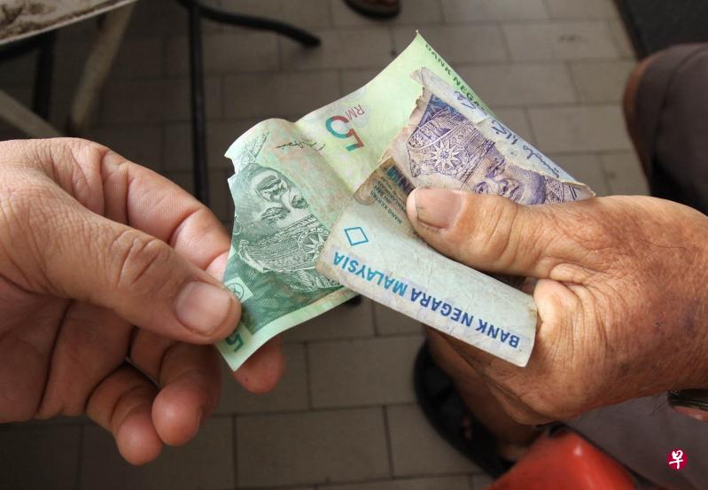 民众可到国行总部或分行更换破钞,但需填写表格解释原因。(星洲日报) 民众可到国行总部或分行更换破钞,但需填写表格解释原因。(星洲日报)