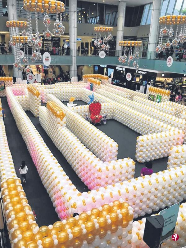 在“限时迷宫比赛”中,孩童由父母引导走出迷宫。(人协提供) 在“限时迷宫比赛”中,孩童由父母引导走出迷宫。(人协提供)