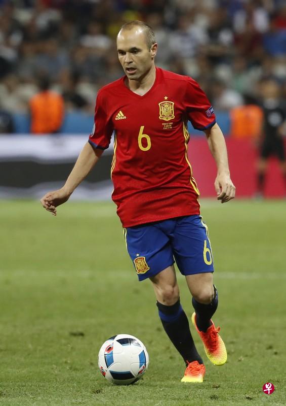 伊涅斯塔是西班牙队中的灵魂人物。(路透社) 伊涅斯塔是西班牙队中的灵魂人物。(路透社)