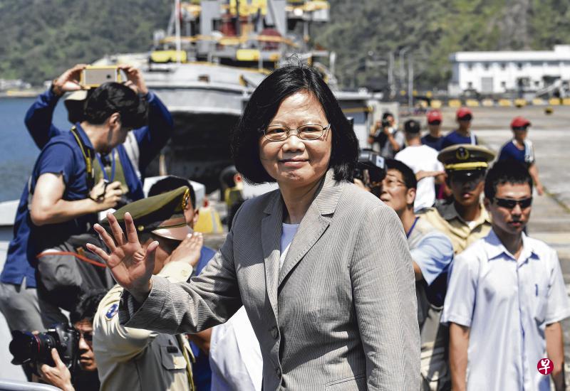 台湾民进党政府执政满月,有绿营背景的台湾时代智库发布最新民调称,62.1%民众满意蔡英文上任以来的表现,不满意仅占24.5%。但另一民调机构台湾指标民调的调查显示,民众对蔡英文的满意度为50.6%,不满意度为22.8%,对阁揆林全的不满意度上升到33.8%。图为蔡英文6月4日赴宜兰视导沱江军舰时,向媒体挥手致意。(法新社) 台湾民进党政府执政满月,有绿营背景的台湾时代智库发布最新民调称,62.1%民众满意蔡英文上任以来的表现,不满意仅占24.5%。但另一民调机构台湾指标民调的调查显示,民众对蔡英文的满意度为50.6%,不满意度为22.8%,对阁揆林全的不满意度上升到33.8%。图为蔡英文6月4日赴宜兰视导沱江军舰时,向媒体挥手致意。(法新社)