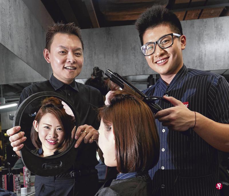 陈政雄(右起)和郭嘉婉昨天在工艺教育中区学院的发廊实习,担任学生导师的汤尼英盖创意总监黄瑞山则在一旁指导。(周柏荣摄) 陈政雄(右起)和郭嘉婉昨天在工艺教育中区学院的发廊实习,担任学生导师的汤尼英盖创意总监黄瑞山则在一旁指导。(周柏荣摄)