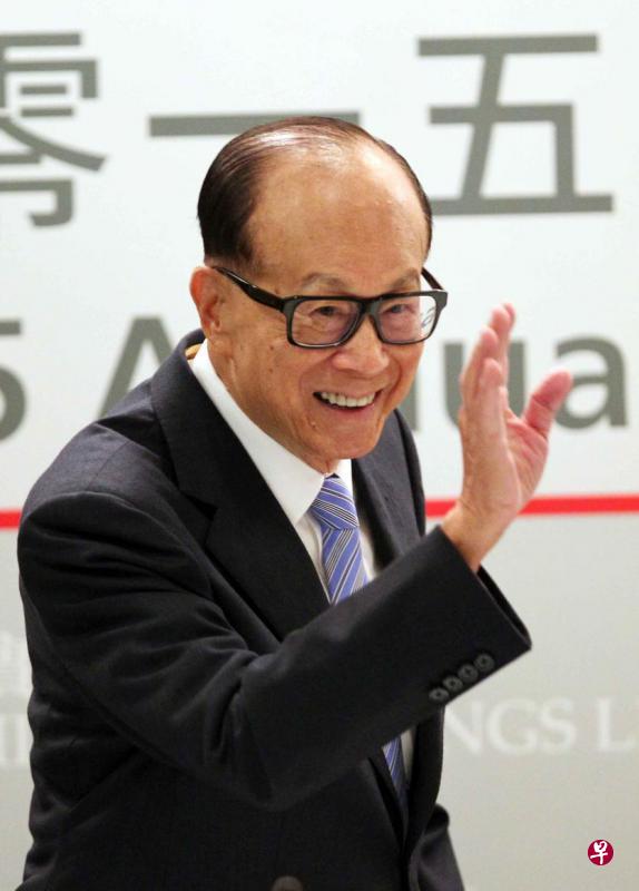 李嘉诚在接受国际媒体采访时表态,对中国经济投下信任票。图为李嘉诚今年3月17日出席香港长江和记实业及长江实业地产年度全年业绩会。(中新社) 李嘉诚在接受国际媒体采访时表态,对中国经济投下信任票。图为李嘉诚今年3月17日出席香港长江和记实业及长江实业地产年度全年业绩会。(中新社)