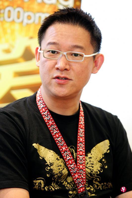 李仪文目前是新传媒综艺组高层,他当年曾签约刘文正的飞鹰唱片公司(左图)。(档案照、网络图) 李仪文目前是新传媒综艺组高层,他当年曾签约刘文正的飞鹰唱片公司(左图)。(档案照、网络图)