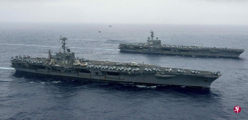 美国第七舰队的航空母舰斯坦尼斯号(前)和里根号(后)双双出现在菲律宾海,此较不寻常的部署引起关注。(路透社) 美国第七舰队的航空母舰斯坦尼斯号(前)和里根号(后)双双出现在菲律宾海,此较不寻常的部署引起关注。(路透社)