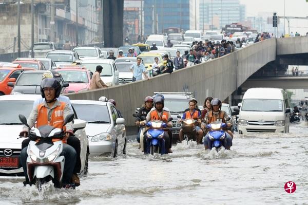 豪雨导致曼谷普遍积水。(民族报) 豪雨导致曼谷普遍积水。(民族报)