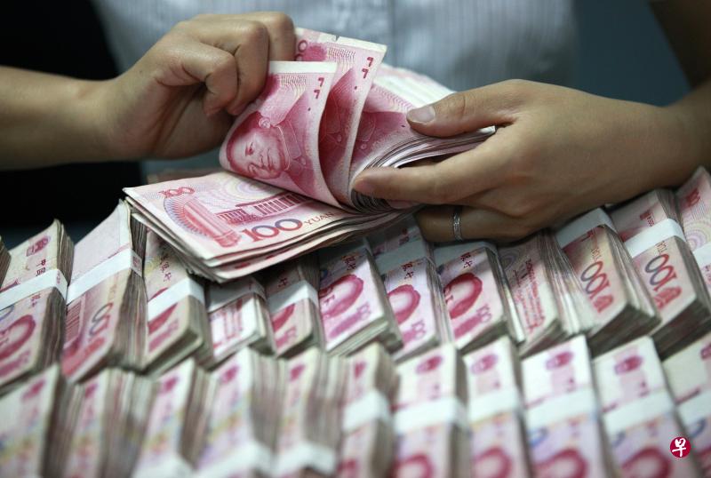 大华银行经济师陈达德认为,人民币投资纳入我国外汇储备,有助分散外汇风险,抵御美元、日元、英镑和欧元等货币的波动。(资料图) 大华银行经济师陈达德认为,人民币投资纳入我国外汇储备,有助分散外汇风险,抵御美元、日元、英镑和欧元等货币的波动。(资料图)