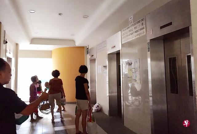 四架电梯齐齐电力中断停运,居民只好在楼下等待。(取自面簿) 四架电梯齐齐电力中断停运,居民只好在楼下等待。(取自面簿)